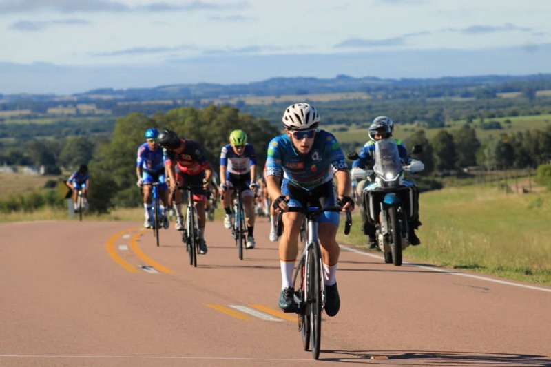 El ciclista Nehun Erripa se luce en Uruguay